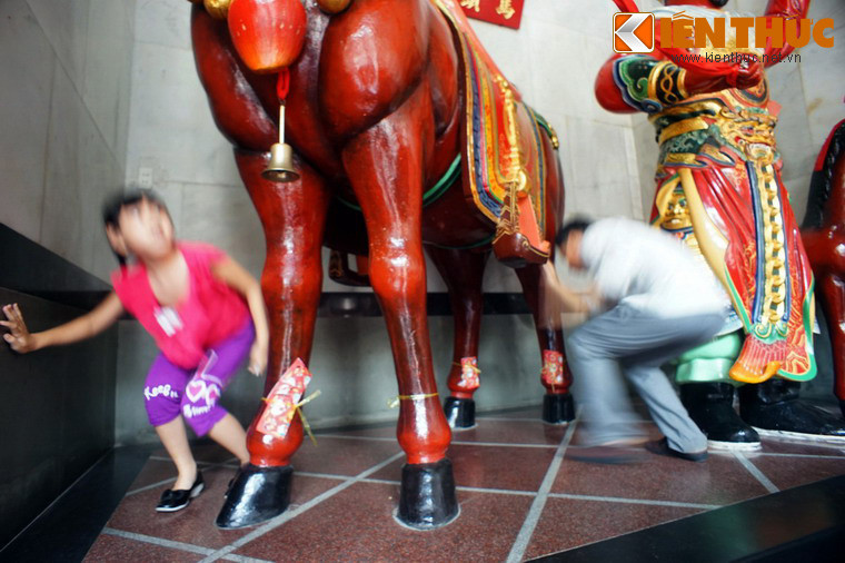 Theo tập tục, khách thập phương khi đến hội quán Nghĩa An làm lễ sẽ chui qua bụng ngựa Xích Thố ở nơi đây để cầu may. Việc sờ vào ức ngựa và rung quả chuông treo dưới cổ ngựa cũng được cho là sẽ đem lại điều may mắn, tốt lành.