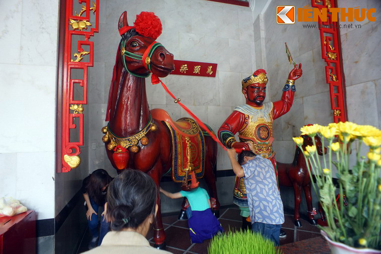 3. Tọa lạc tại số 676 đường Nguyễn Trãi, quận 5, TP HCM, Hội quán Nghĩa An là nơi có bức tượng ngựa Xích Thố đẹp bậc nhất Chợ Lớn. Đây là một con ngựa nổi tiếng trong tác phẩm Tam Quốc, gắn với chiến tích qua năm cửa ải chém sáu tướng của Quan Công (Quan Vũ).