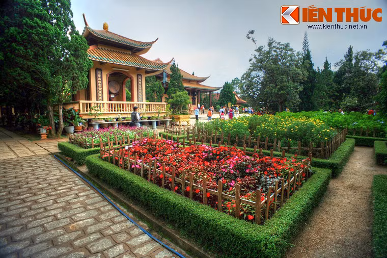 Thiền viện Trúc Lâm Đà Lạt nằm trên núi Phụng Hoàng, phía trên Hồ Tuyền Lâm, cách trung tâm thành phố Đà Lạt 5 km. Nằm trong một cảnh quan thiên nhiên tuyệt đẹp, đây không chỉ là thiền viện lớn của khu vực mà còn là điểm đến nổi tiếng của Đà Lạt, thu hút nhiều du khách, đặc biệt trong các dịp lễ, Tết.