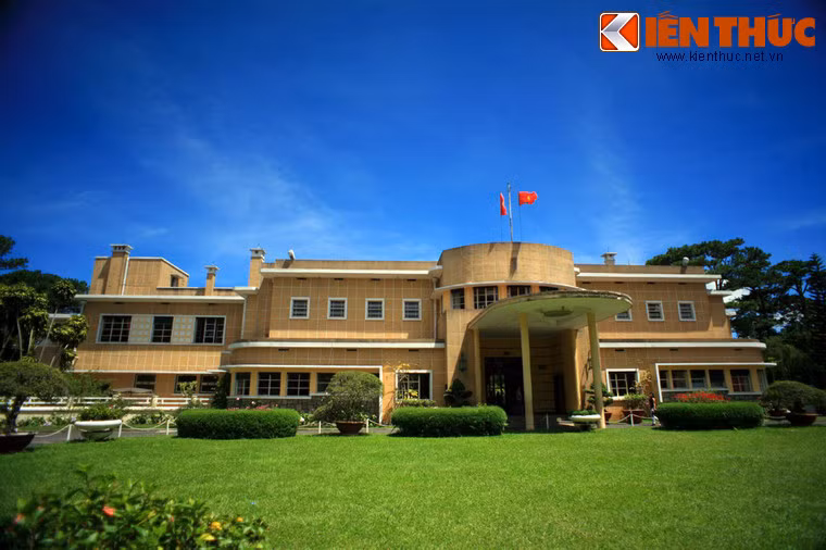 Loạt dinh thự của cựu hoàng Bảo Đại, gồm Dinh 1, Dinh 2 và Dinh 3 là những công trình kiến trúc đặc sắc, thu hút rất đông khách tham quan ở Đà Lạt.