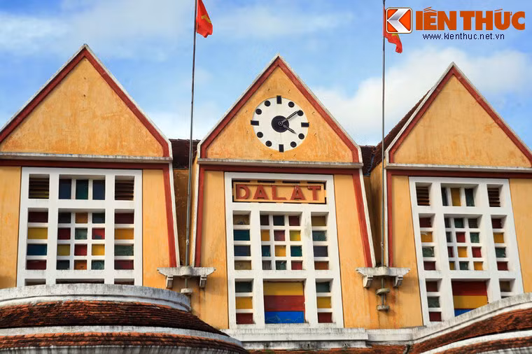 Ga Đà Lạt là một di sản kiến trúc quý giá của thành phố ngàn hoa, đồng thời là một nhà ga được đánh giá là đẹp nhất Đông Nam Á. Từ nhà ga, du khách có thể khám phá Đà Lạt trên tuyến đường sắt Đà Lạt - Trại Mát, một trải nghiệm lý thú ngày đầu xuân.