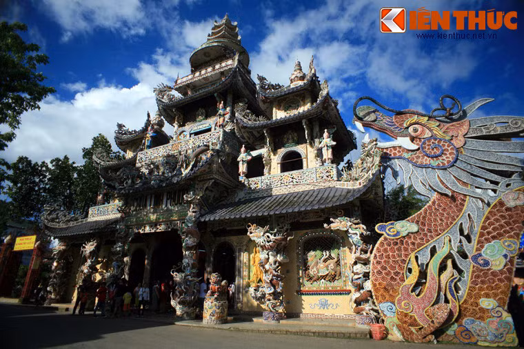 Chùa Linh Phước tọa lạc tại số 120 Tự Phước, nằm ở khu Trại Mát, cách trung tâm thành phố Đà Lạt 8 km, còn được gọi là Chùa Ve Chai vì trong sân chùa có con rồng dài 49 m được làm bằng 12.000 vỏ chai các loại. Đây là một công trình kiến trúc khảm sành đặc sắc không chỉ của Đà Lạt mà còn của cả Việt Nam.