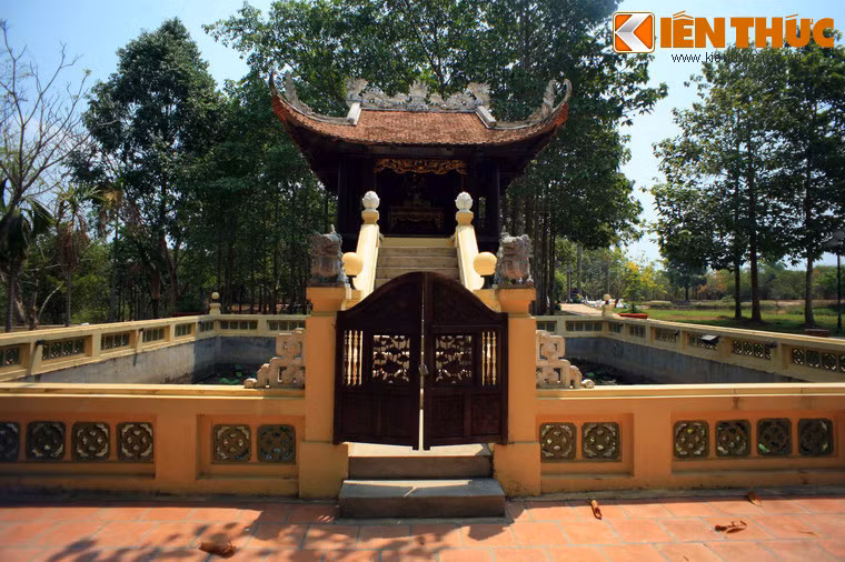 Công trình này nằm ở khu công viên cảnh quan, nơi có các mô hình thu nhỏ đặc trưng của ba miền gồm Chùa Một Cột (Hà Nội), Ngọ Môn (Huế), Bến Nhà Rồng (TPHCM).