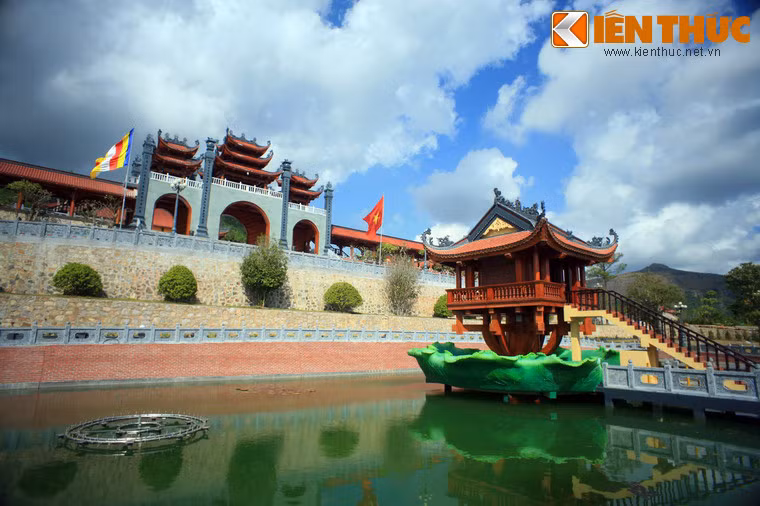 Tọa lạc trên núi Ba Vàng thuộc thành phố Uông Bí, Quảng Ninh, chùa Ba Vàng (Bảo Quang Tự) có lịch sử từ thời Trần, nhưng đến thế kỷ 20 chỉ còn là phế tích. Vào năm 2007, chùa được xây mới hoàn toàn trên quy mô lớn và đã khánh thành vào đầu năm 2014.