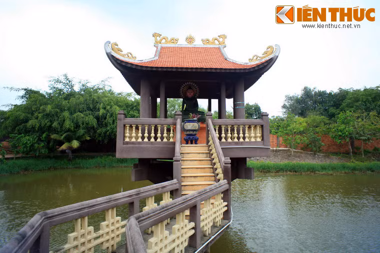 Bên cạnh các ngôi nhà cổ, nơi đây cũng có một ngôi chùa Một Cột được phục dựng khá chi tiết, nằm giữa một ao nước rộng.