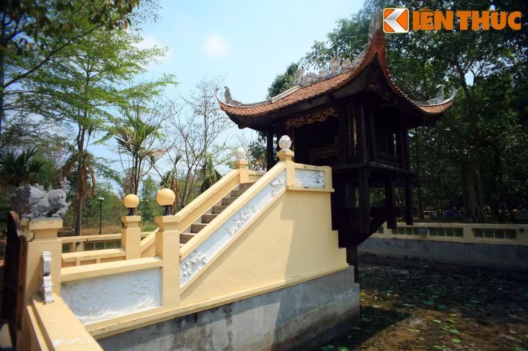 Kiến trúc của chùa Một Cột Củ Chi được phục dựng khá chính xác so với ngôi chùa nguyên bản ở Hà Nội.