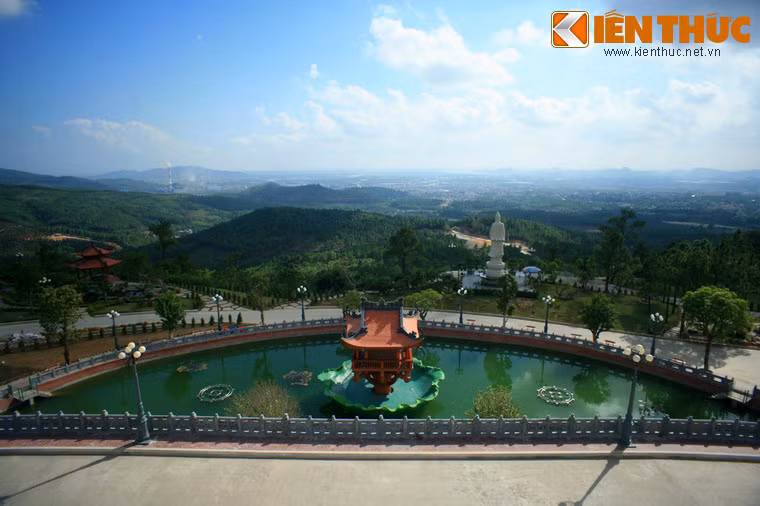 Nằm trên sườn núi với tầm nhìn bao quát toàn bộ thành phố Uông Bí, có thể nói đây là ngôi chùa Một Cột có vị trí đẹp nhất Việt Nam.