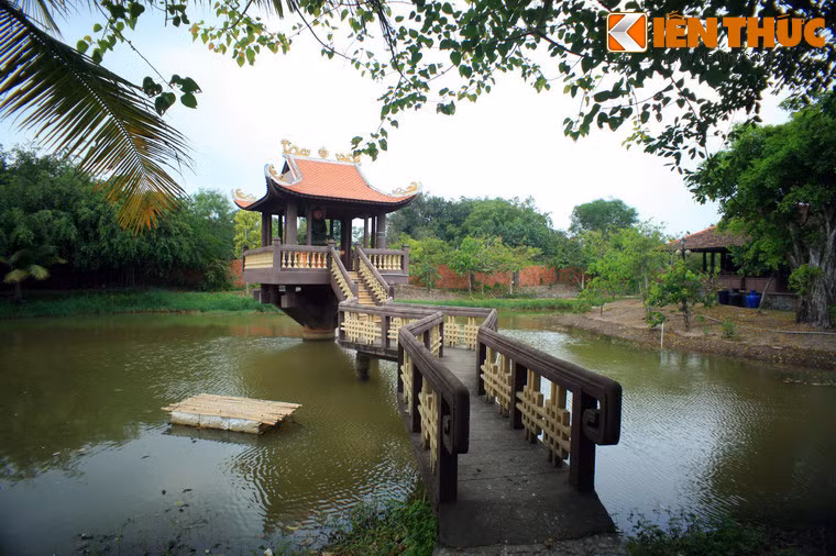 Nằm ở ấp 2, xã Hựu Thạnh, huyện Đức Hòa, tỉnh Long An, làng cổ Phước Lộc Thọ là một khu du lịch sinh thái được xây dựng từ năm 2006. Đây là nơi tập trung những mẫu nhà cổ độc đáo trong một không gian rộng lớn.