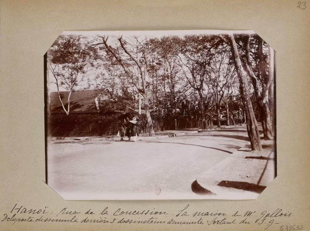 Nhà ông Gallois, một cán bộ Sở địa dư, trên phố Nhượng địa. Cửa vào khuất phía sau ba họa viên người An Nam từ Sở Địa dư đi ra.