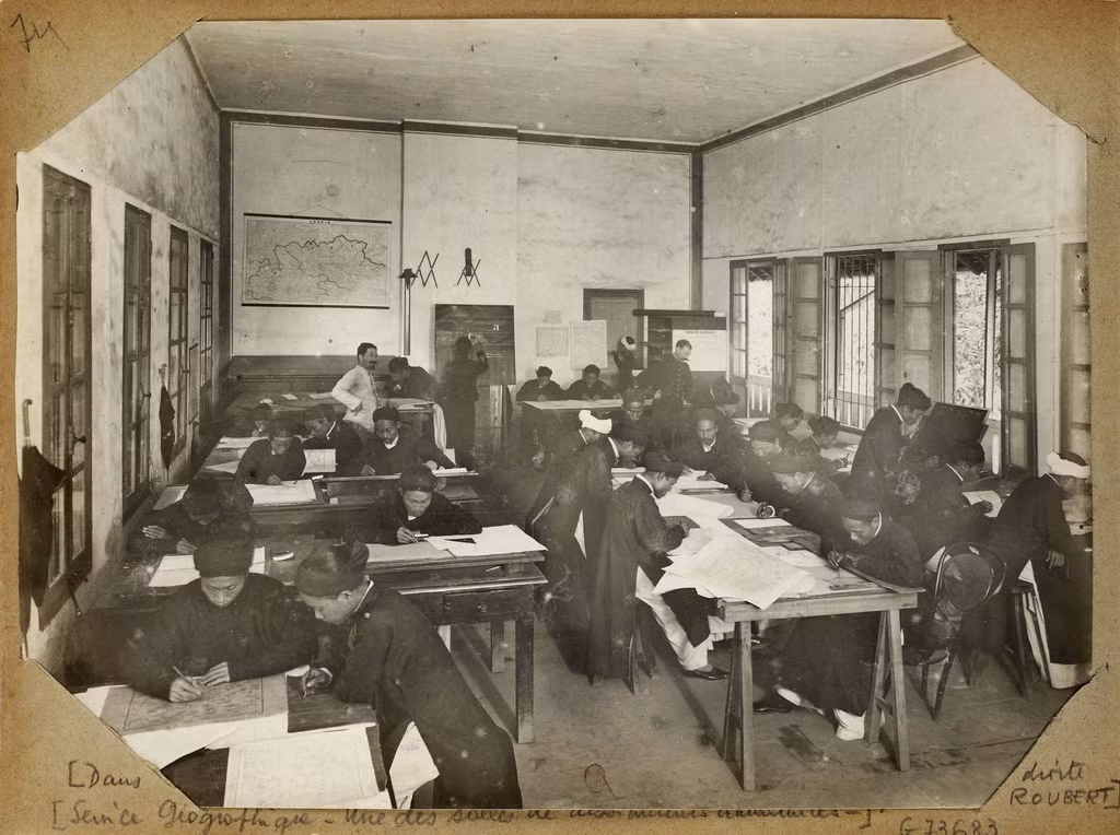 Phòng vẽ của họa viên người An Nam tại Sở Địa Dư Đông Dương.