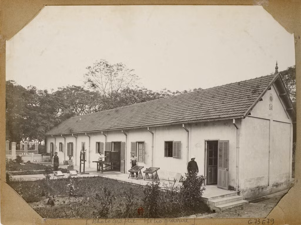 Một khu nhà của Sở Địa dư với những chiếc giá dùng để in họa đồ bằng ánh sáng mặt trời.