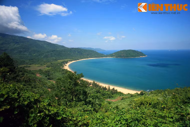 Nằm giữa Huế và Đà Nẵng, đèo Hải Vân được mệnh danh là Đệ nhất hùng quan của nước Việt. Vi vu bằng xe máy trên những cung đường đẹp mê hồn của con đèo này sẽ là trải nghiệm khó quên những ngày đầu xuân.