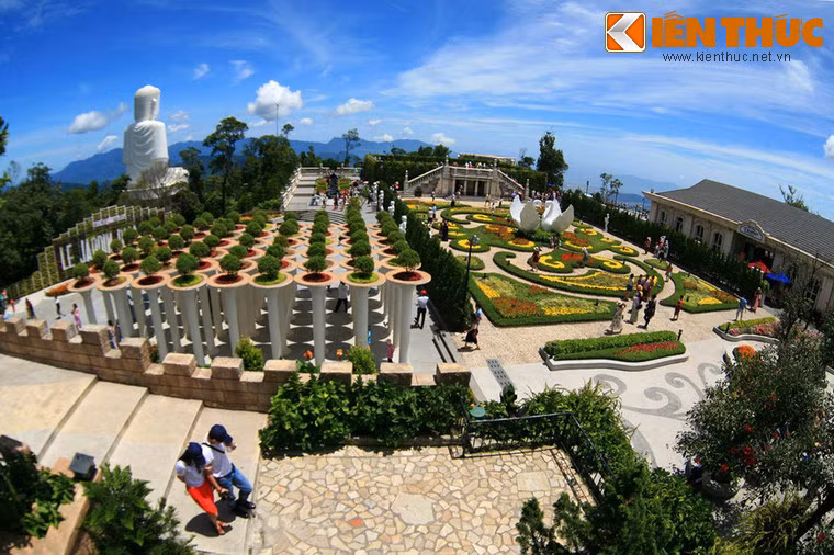 Khu du lịch Bà Nà Hills trên đỉnh Bà Nà của Đà Nẵng hấp dẫn du khách bởi khí hậu mát mẻ, cảnh quan thiên nhiên tươi đẹp, các công trình tâm linh hoành tráng cùng các dịch vụ nghỉ ngơi, giải trí tuyệt vời. Đây là một trong điểm đến hàng đầu ở Đà Nẵng dịp nghỉ Tết.