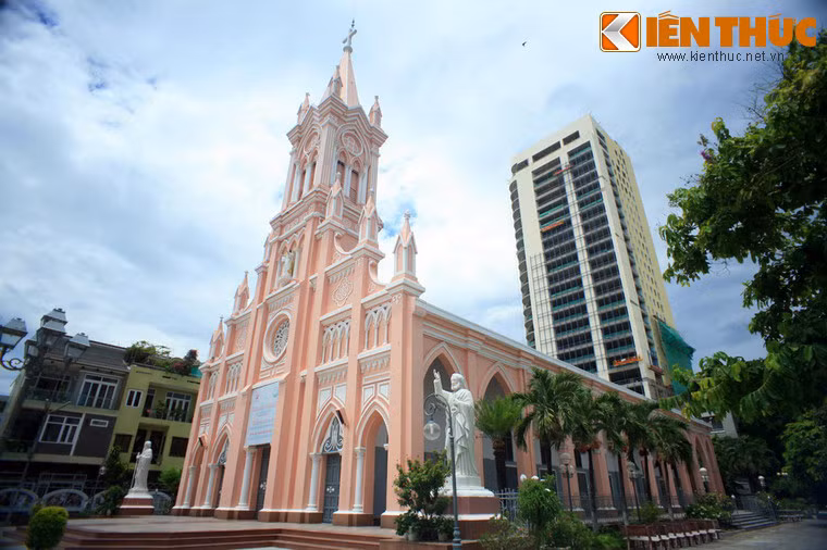 Nằm ở trung tâm thành phố Đà Nẵng, nhà thờ chính tòa Đà Nẵng là một trong những công trình kiến trúc cổ tiêu biểu nhất của thành phố miền Trung này. Nếu có dịp đến Đà Nẵng vào ngày Tết, du khách không nên bỏ lỡ cơ hội ghé thăm nhà thờ này.