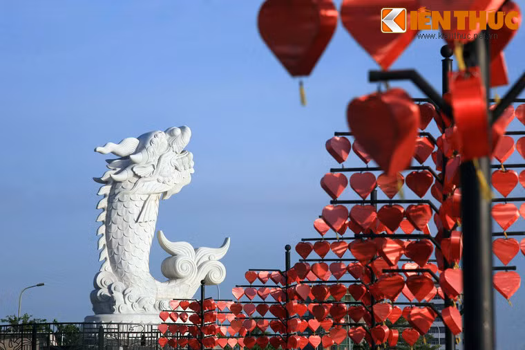 Khánh thành năm 2015, tượng đài Cá chép hóa rồng và cầu Tình yêu nhanh chóng trở thành điểm đến hot của giới trẻ Đà Nẵng. Đây thực chất là một bến du thuyền với hàng trăm chiếc đèn lồng đỏ hình trái tim được thắp sáng vào buổi tối. Đầu bến là Tượng đài Cá chép hóa rồng, biểu tượng cho ước mơ vươn cao, bay xa của người dân Đà Nẵng.