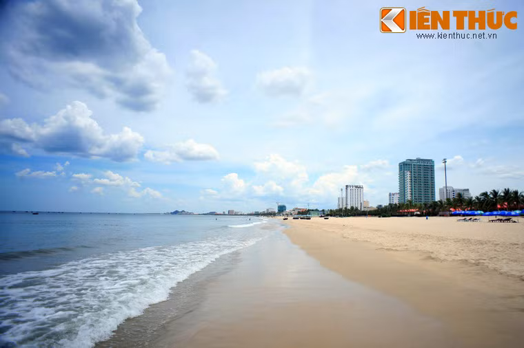 Nếu thời tiết ấm áp, du khách hoàn toàn có thể đắm mình trong làn nước của những bãi biển tuyệt vời ở Đà Nẵng ngay trong dịp Tết.