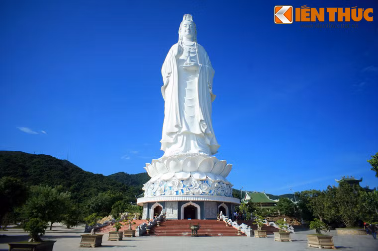 Chùa Linh Ứng Bãi Bụt nằm bên bờ biển phía Nam bán đảo Sơn Trà, là công trình tâm linh có quy mô hoành tráng bậc nhất Đà Nẵng. Điểm nhấn của ngôi chùa là tượng Phật Quan Thế Âm cao 67m, có thể quan sát từ nhiều nơi trong thành phố. Đi lễ đầu năm tại ngôi chùa này sẽ là trải nghiệm tuyệt vời dành cho du khách.