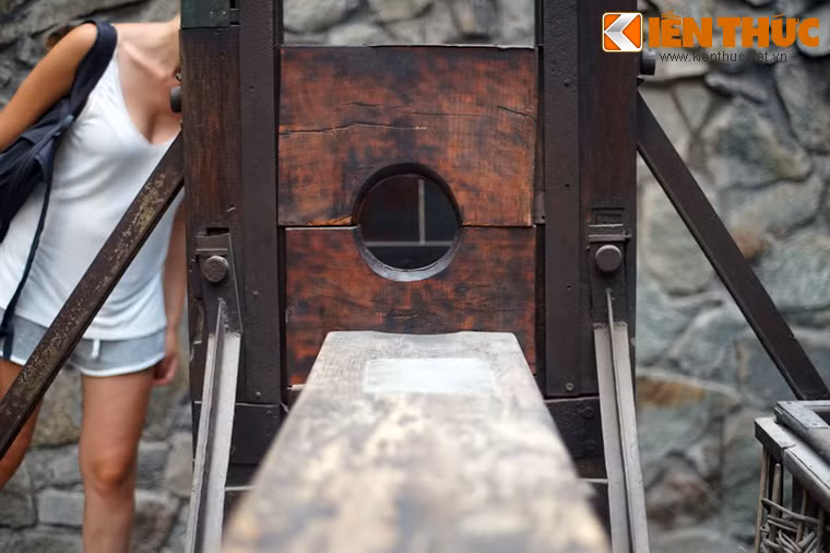 Chiếc máy chém từng được chế độ Ngô Đình Diệm sử dụng để hành hình những người yêu nước, hiện vật Bảo tàng Chứng tích chiến tranh.