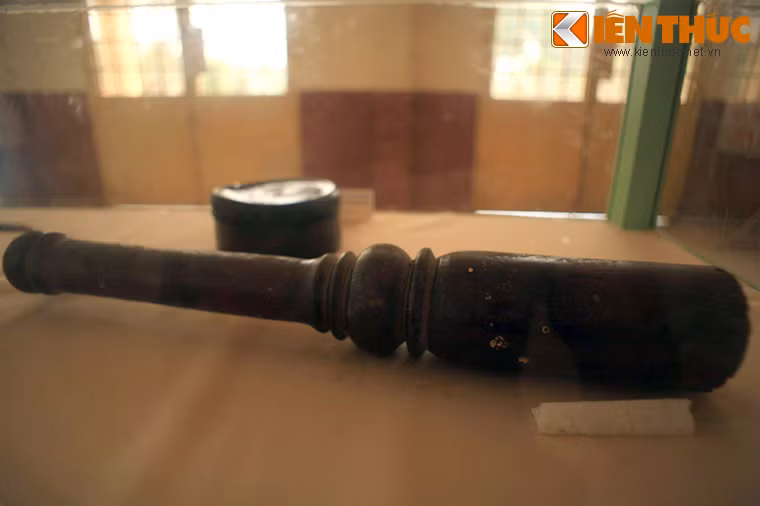 Chiếc chày từng được binh lính Polpot sử dụng để giết hại nhiều thường dân Việt Nam trong vụ thảm sát Ba Chúc (An Giang) năm 1978, hiện vật của Nhà trưng bày chứng tích tội ác của bọn Polpol ở thị trấn Ba Chúc, Tri Tôn, An Giang.