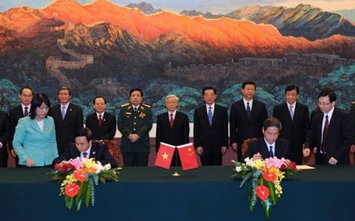 Tháng 10/2011, hai nước ra Tuyên bố chung và Thỏa thuận Nguyên tắc chỉ đạo giải quyết vấn đề trên biển. Ảnh: Lễ ký kết Thỏa thuận về những nguyên tắc cơ bản chỉ đạo giải quyết vấn đề trên biển giữa Chính phủ nước CHXHCN Việt Nam và Chính phủ nước CHND Trung Hoa. Nguồn: Xinhua.