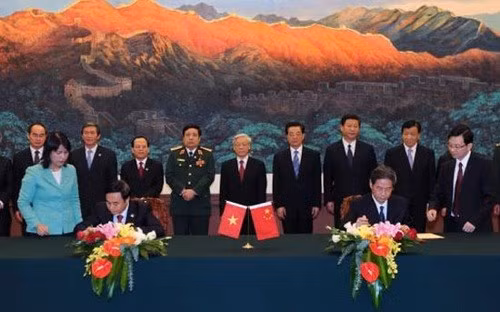 Tháng 10/2011, hai nước ra Tuyên bố chung và Thỏa thuận Nguyên tắc chỉ đạo giải quyết vấn đề trên biển. Ảnh: Lễ ký kết Thỏa thuận về những nguyên tắc cơ bản chỉ đạo giải quyết vấn đề trên biển giữa Chính phủ nước CHXHCN Việt Nam và Chính phủ nước CHND Trung Hoa. Nguồn: Xinhua.