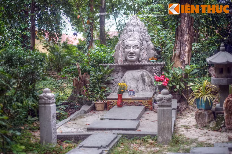 Rải rác trong vườn chùa là các tiểu cảnh mang đậm nét Phật giáo Nam Tông, bài trí hài hòa với khung cảnh thiên nhiên. Cùng với đó là một số ngôi nhà nhỏ yên bình, là nơi sinh hoạt, tu tập của các tăng sĩ.