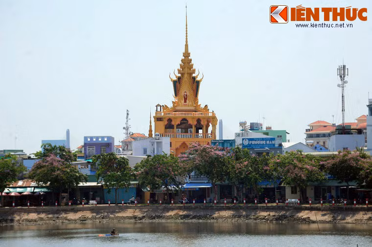 Khái với hai ngôi chùa kể trên, chùa Khôsa Răngsây, tên Việt là chùa Viễn Quang, là một ngôi chùa mang phong cách Khmer lộng lẫy tọa lạc tại số 27/18 đường Mạc Đĩnh Chi, quận Ninh Kiều. Đây là một địa điểm tín ngưỡng nổi tiếng không chỉ của bà con Khmer mà cả người Việt quanh vùng.