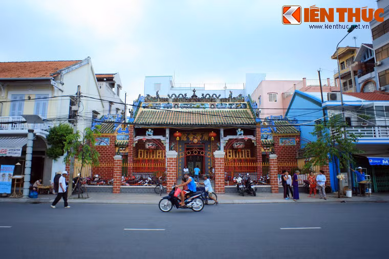 Một ngôi chùa nổi tiếng khác của Cần Thơ là chùa Ông hay Quảng Triệu Hội Quán, tọa lạc tại số 32 đường Hai Bà Trưng, quận Ninh Kiều. Chùa khánh thành năm 1896, mang những nét kiến trúc đặc trưng của một ngôi chùa do người Hoa gốc Quảng Đông xây dựng.