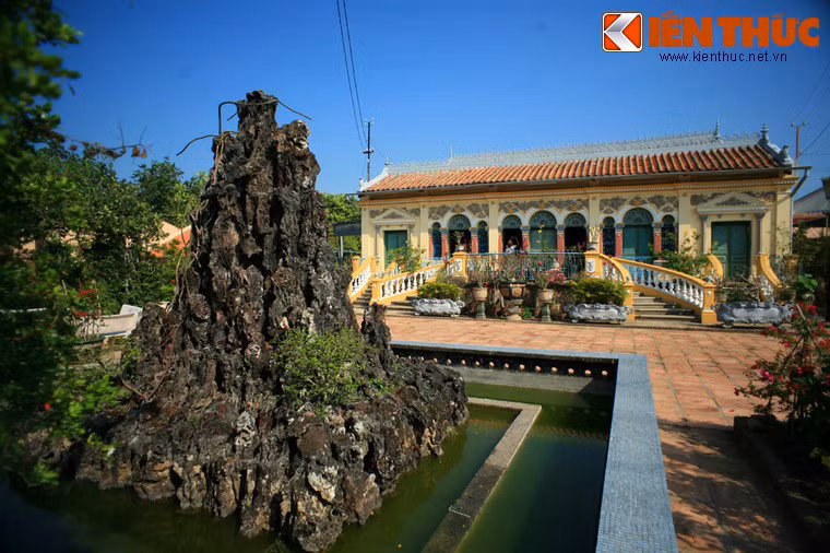 Ngoài các công trình tâm linh, còn nhiều điểm đến khác rất đáng ghé thăm ở Cần Thơ ngày Tết, tiêu biểu trong số đó là nhà cổ Bình Thủy. Nằm trên đường Bùi Hữu Nghĩa, quận Bình Thủy, nhà cổ Bình Thuỷ được đánh giá là ngôi nhà cổ đẹp nhất miền Tây Nam Bộ còn được gìn giữ đến nay.