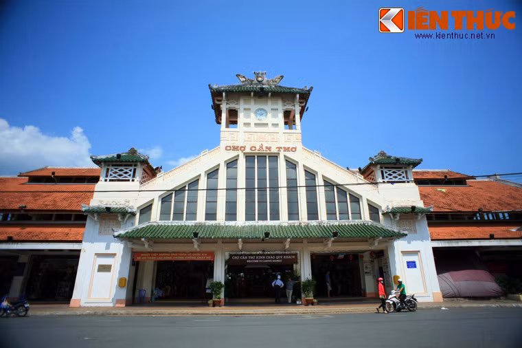 Nằm bên bến Ninh Kiều ở trung tâm TP Cần Thơ, chợ Cần Thơ được xem là khu chợ cổ đẹp nhất vùng Đồng bằng Sông Cửu Long. Đây cũng là địa điểm du xuân, mua sắm Tết không thể bỏ qua ở thành phố lớn nhất miền Tây.