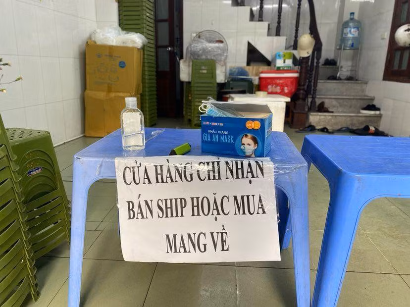 Một quán trên phố Quang Trung chỉ bán mang đi, dừng phục vụ tại chỗ dù có không gian trong nhà rộng rãi. Quán tặng miễn phí khẩu trang, có nước rửa tay cho khách tới mua, nhân viên giao hàng