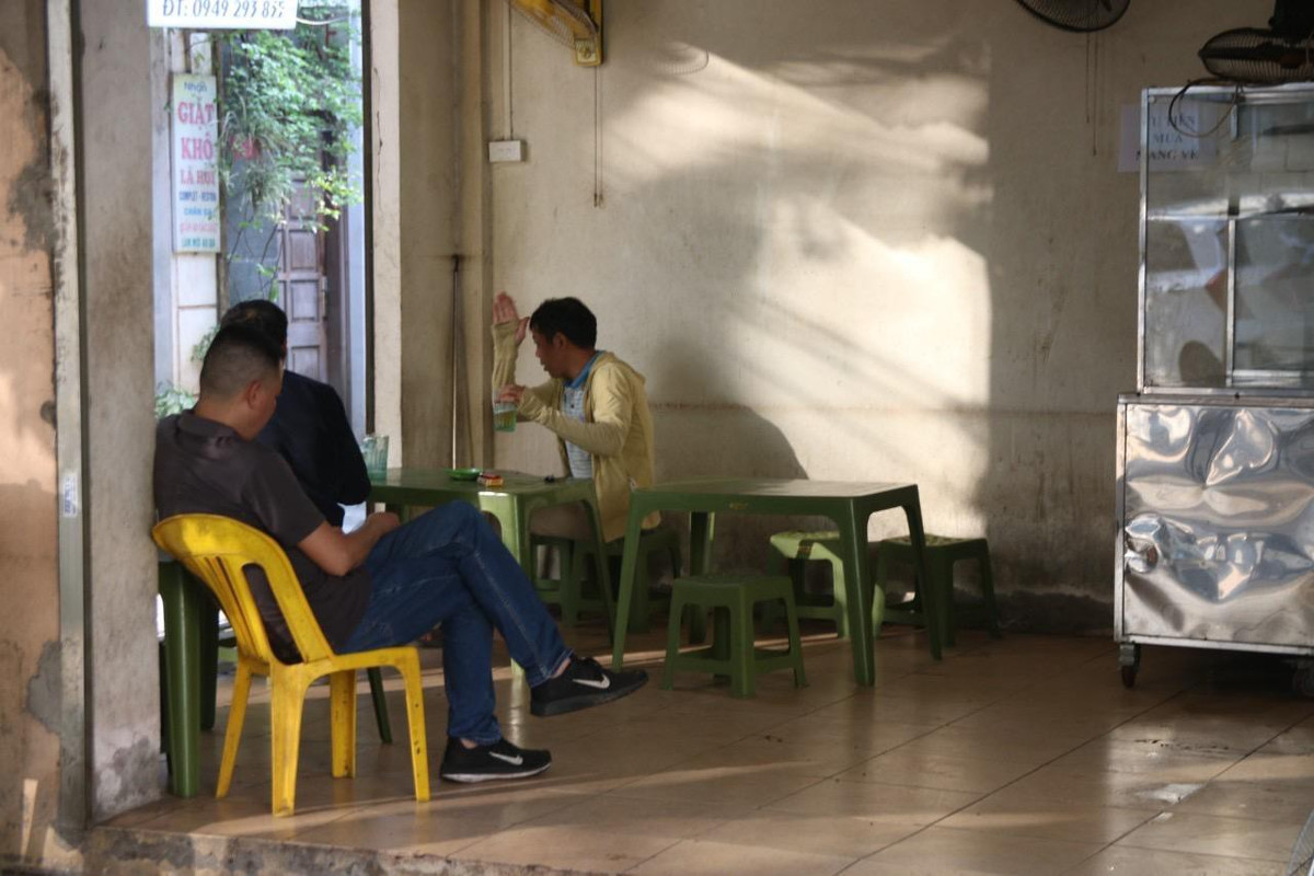 Cả dãy quán nhậu, chỉ duy nhất 1 hàng có 2 khách. Quán thu nhỏ quy mô hoạt động, nhập nguyên liệu tươi dè dặt vì ế ẩm. Các chủ hàng cho biết, đợt dịch lần này, khách nhậu có phần cẩn trọng hơn, khách quen, ở gần cũng không tới ăn dù quán vẫn mở bình thường