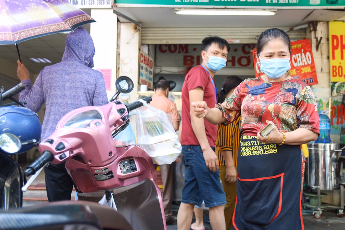 Chủ quán phở (Phủ Doãn) chuẩn bị giao đồ ăn cho khách. Nhiều thời điểm, hàng quán tại đây thường xuyên trong cảnh nhân viên đông hơn khách hàng