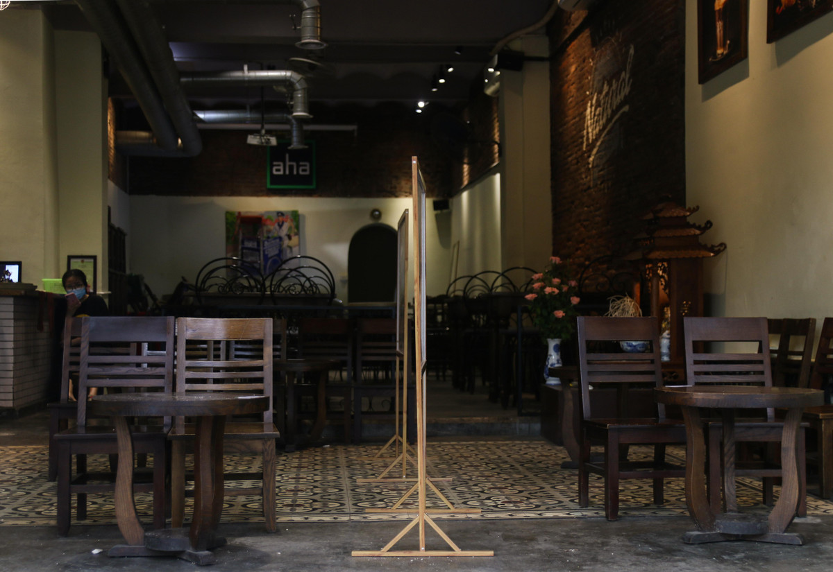 Một quán cà phê ở phố Hàng Khay không bóng khách dù nằm ngay Hồ Gươm. Phố đi bộ đóng cửa, hàng quán khu vực xung quanh lập tức chịu ảnh hưởng.