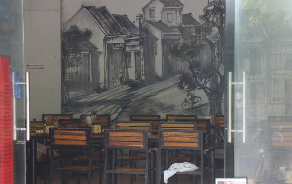 Một quán nhậu khác đã dọn hàng cho ca chiều tối nhưng cũng trống bàn