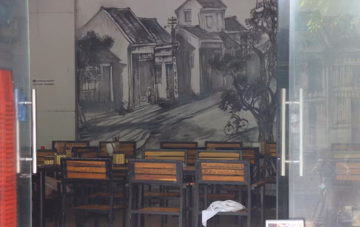 Một quán nhậu khác đã dọn hàng cho ca chiều tối nhưng cũng trống bàn