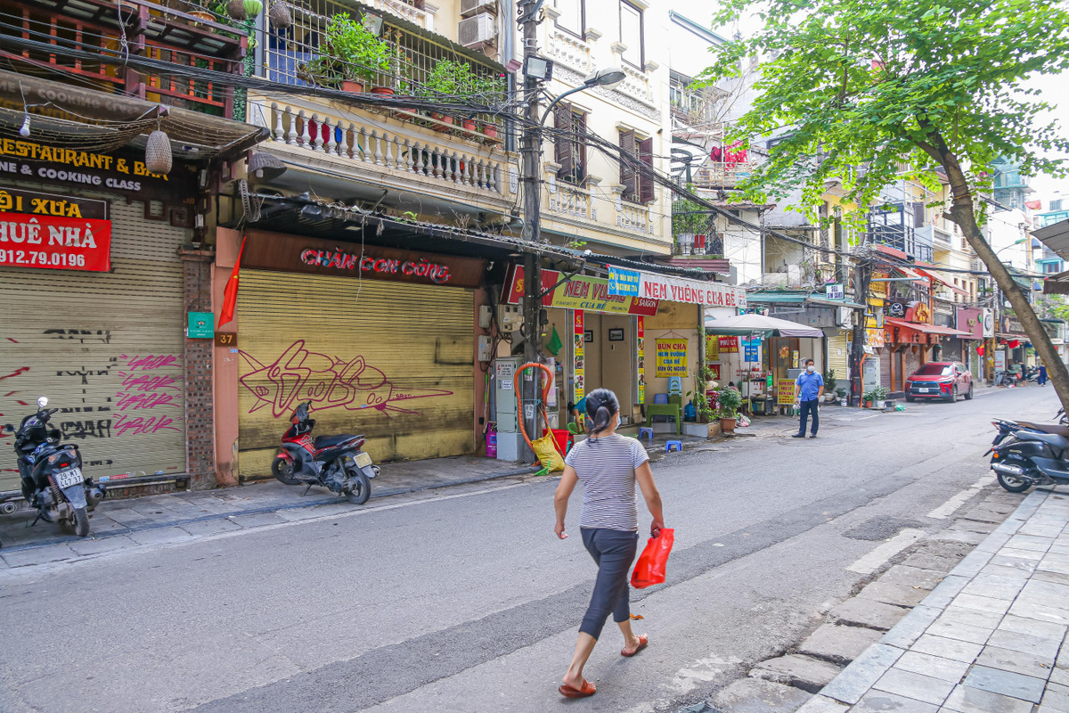 Sáng chủ nhật, khu vực trung tâm phố cổ (Hà Nội) vắng vẻ, nhiều hàng quán đóng cửa dù không nằm trong diện yêu cầu.