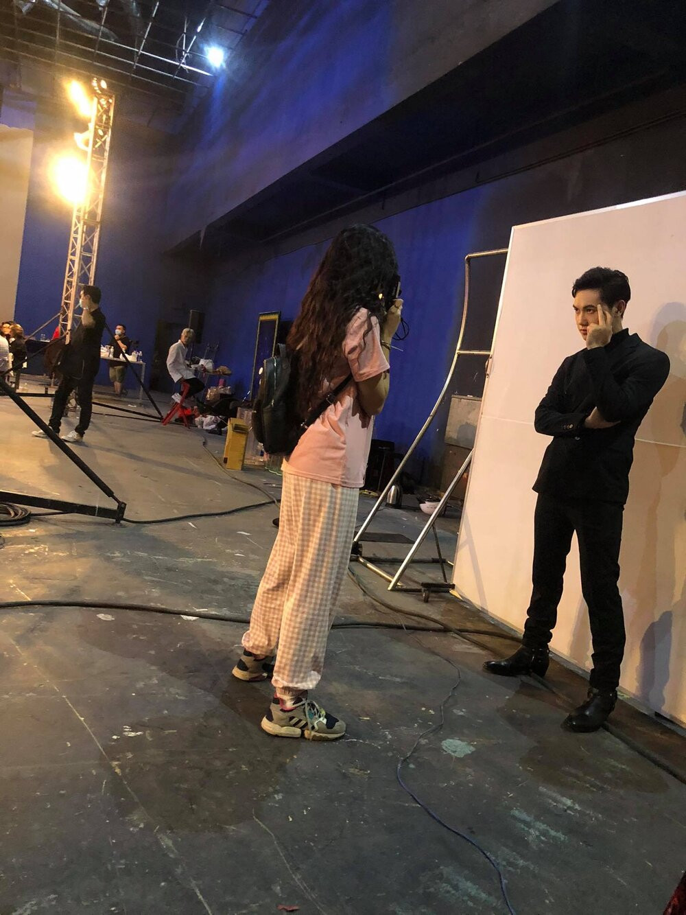 Khanh Van tro tai chup anh film trong hau truong The Heroes-Hinh-3