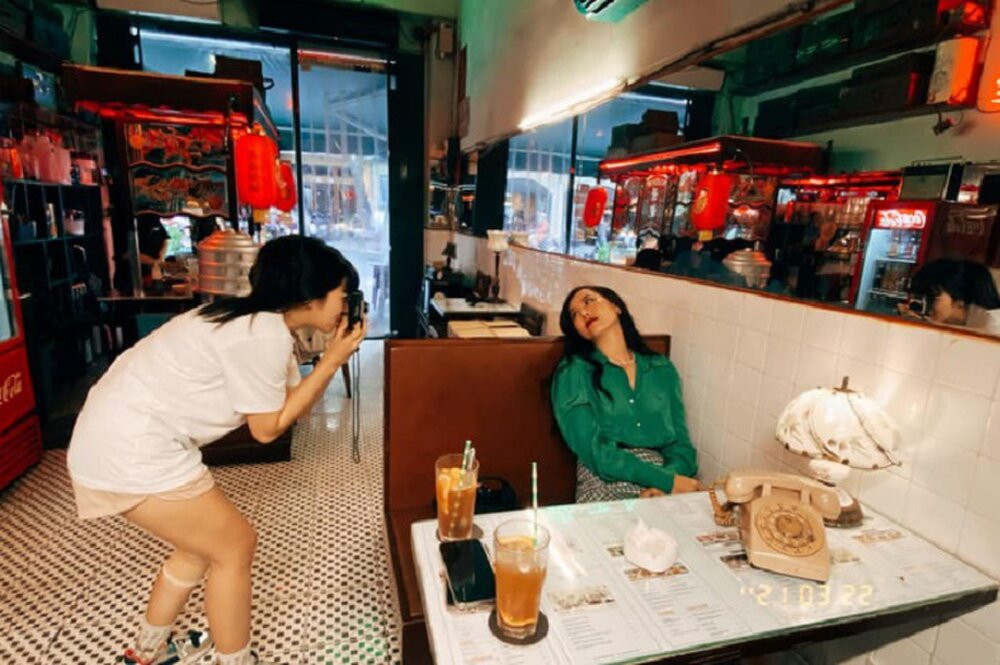 Khanh Van tro tai chup anh film trong hau truong The Heroes-Hinh-5