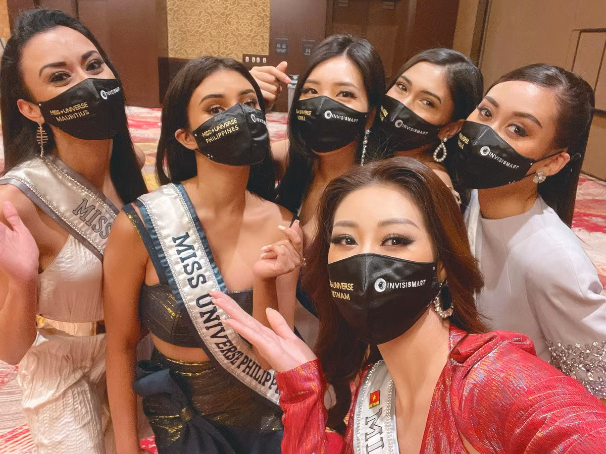 Khánh Vân nhanh chóng kết bạn cùng các thí sinh và ghi điểm bởi sự nhiệt tình, chân thành.