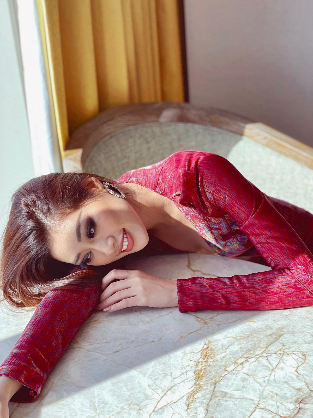 Với 15 valy hành lý mang theo bên mình, Khánh Vân thoả sức 'bung lụa' trong những ngày thi thố tại Florida và khiến các fans Việt vô cùng tự hào, phấn khích.