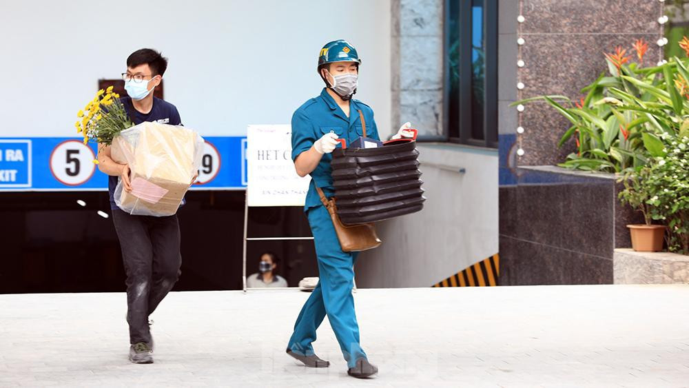 Người người, nhà nhà vận chuyển đồ đạc hớt hải lo lắng cho việc cách ly phòng dịch.
