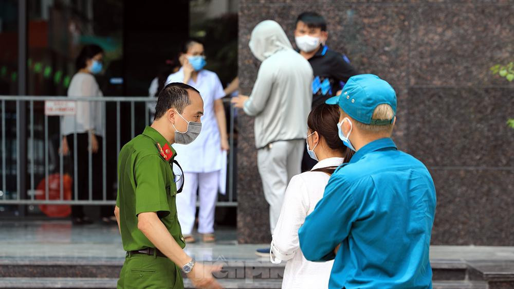 Chung cư Legacy là địa điểm phong tỏa, cách ly thứ 22 của Hà Nội trong vòng 10 ngày qua. Hiện tại ghi nhận ca nhiễm nhiều nhất cả nước với 71. Thành phố đã dừng hầu hết các hoạt động, dịch vụ không thiết yếu.