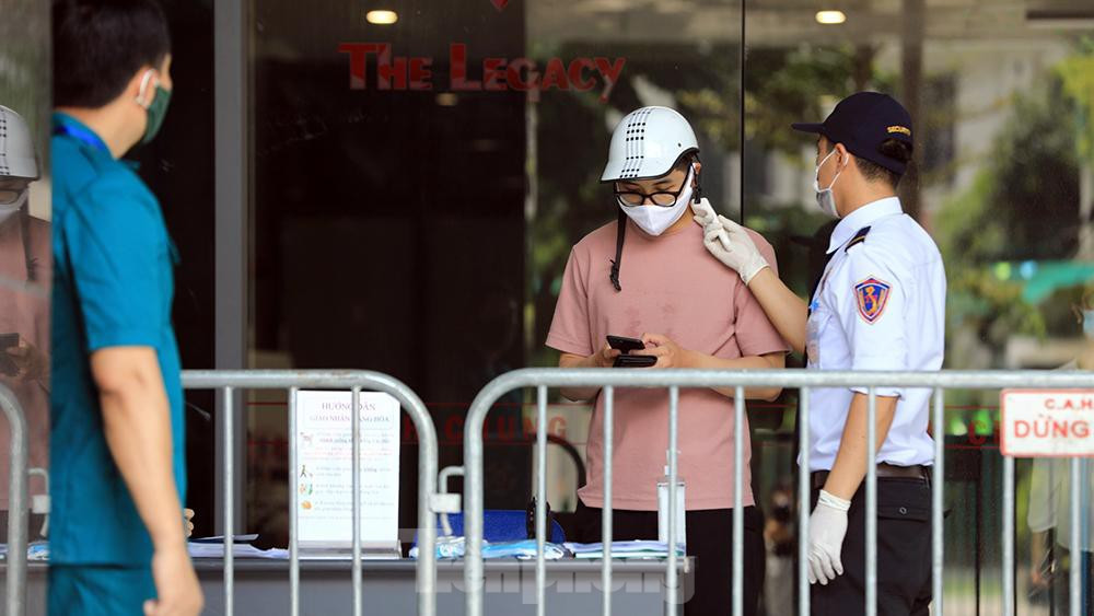 Tất cả cư dân đều được đo thân nhiệt