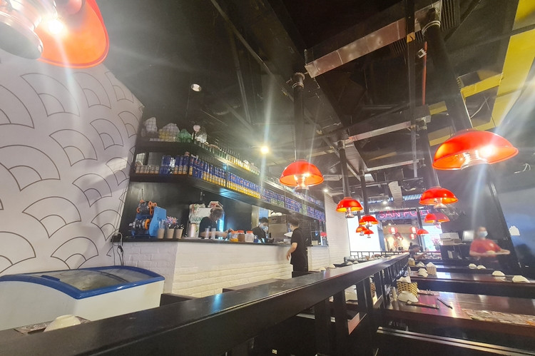 Cũng bên trong trung tâm thương mại trên đường Trần Duy Hưng, có những gian hàng kinh doanh ẩm thực, dù mở cửa hoạt động nhưng đón lượng khách rất ít.