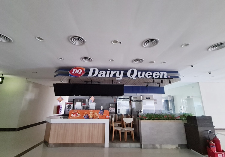 Một vài gian hàng khác dù chiếm vị trí nổi bật bên trong trung tâm thương mại này cũng tạm đóng cửa.