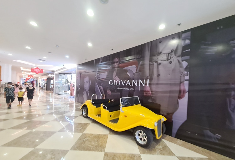 Hàng loạt gian hàng kinh doanh thương hiệu thời trang nằm trong một trung tâm thương mại lớn trên đường Nguyễn Trãi (Thanh Xuân, Hà Nội) cũng lũ lượt dỡ biển, dọn hàng hóa, quây kín bạt, trả mặt bằng.