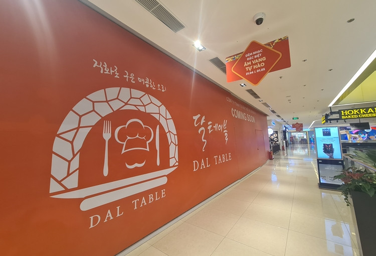 Gian hàng này nằm trong trung tâm thương mại trên đường Trần Duy Hưng (Hà Nội), trước đây kinh doanh ẩm thực nhưng do lượng khách ít, thường xuyên ế ẩm nên cũng nhanh chóng trả mặt bằng.