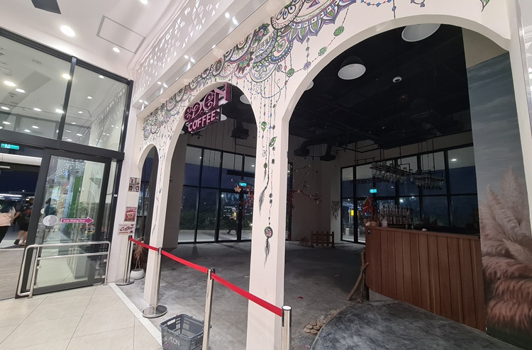 Mặt bằng này nằm ở ngay một cửa ra vào trung tâm thương mại trên địa bàn quận Hà Đông, trước đây kinh doanh cà phê, vì thường xuyên không có khách nên cũng dứt áo rời đi.