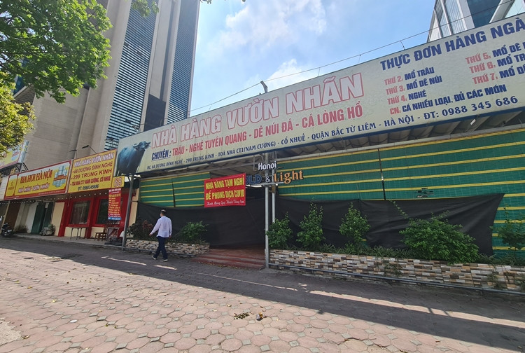 Hàng loạt nhà hàng, quán bia trên đường Dương Đình Nghệ cũng đóng cửa cài then, treo biển tạm nghỉ để phòng dịch COVID-19.